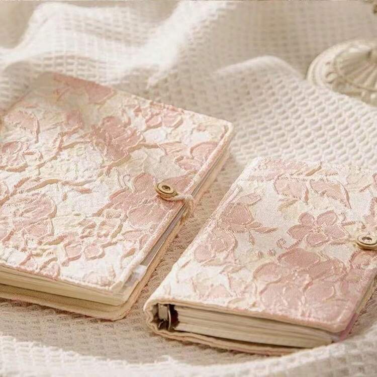 1本精装A5A6活页日记本，可拆卸，可做笔记。封面采用压纹设计，并配有创意日记本。主题为百合、绣球花和金线蝴蝶。有三种书写纸设计：空白页、网格页和横线页。非常适合写作、做笔记和做手帐。 - 彩色 - 查看 5