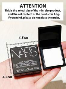 Nars [Mini] 光反射定妆粉饼 #CRYSTAL 1.8g 这款标志性配方可让妆容保持一整天，并带来亮丽效果。质地轻盈，易于混合，可轻松定妆，无需添加额外的颜色或遮瑕效果。 - 1.8g - 查看 5