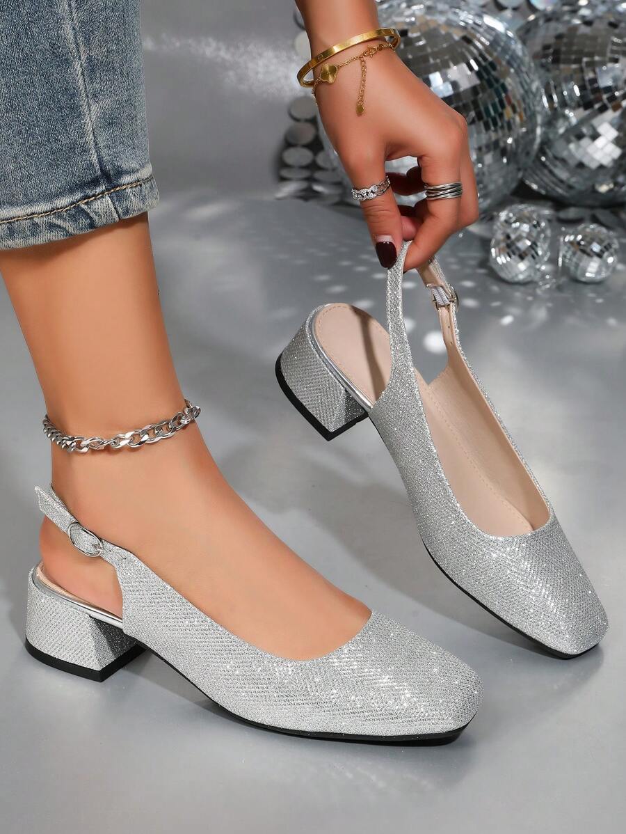 Model 2025, granatowe, srebrne, brokatowe, niskie, grube, formalne buty na obcasie z zakrytymi palcami i kwadratowymi noskami w dużym rozmiarze. Błyszczące buty olśniewają blaskiem w świetle, a wygodny, gruby obcas zapewnia stabilność bez uczucia zmęczenia. Idealne na imprezy, eventy, wesela, do pracy i na tyle uniwersalne, że pasują do każdej stylizacji.