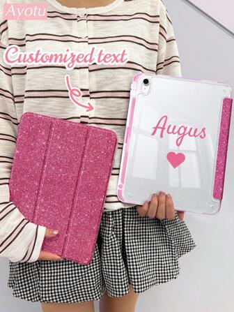 Ayotu 1 맞춤형 이름 글리터 3단 접이식 태블릿 폰 케이스, 모든 IPad 모델과 호환, 자기/자동 절전/Wake 지원, 스탠드 포함, 펜 홀더 포함, 스크래치 방지 하드 쉘, 초박형 및 경량 보호 케이스,2025phonecase
