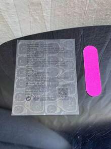 10 unghii tip stiletto, lucrate manual, cu bază în gradient de roz nud și roz. Sunt pictate cu buline roșii și modele de stele, decorate cu flori mici tridimensionale și asortate cu nituri minuscule aurii. Proaspete, dar jucăușe, sunt potrivite pentru zi cu zi și atrăgătoare. Fiecare set conține 10 unghii, cu trei dimensiuni disponibile pentru selecție și un set de unelte inclus. Este o alegere ideală pentru femei și fete!