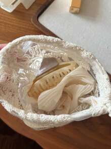 1个杏色复古蕾丝刺绣抽绳小布袋，可用作收纳袋、旅行整理袋、首饰袋、化妆包、零钱包、纸巾盒、卫生巾盒、礼品包装袋，适合旅行、上学、度假、生日、婚礼、新年等场合，也是女性必备的旅行配件。 - 彩色 - 查看 4