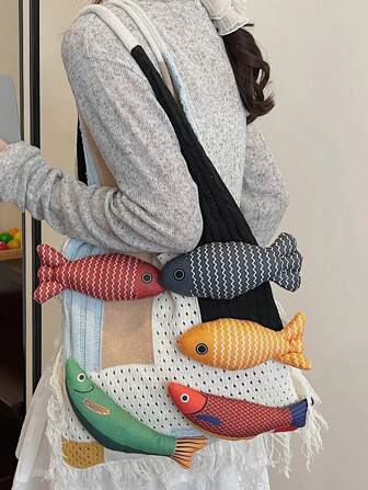1 pièce Sac crocheté multicolore beige, petit sac en forme de croissant avec décoration de poupée de poisson, à franges, pour femmes. Style mode décontracté, idéal pour les vacances et les voyages.