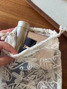 1个杏色复古蕾丝刺绣抽绳小布袋，可用作收纳袋、旅行整理袋、首饰袋、化妆包、零钱包、纸巾盒、卫生巾盒、礼品包装袋，适合旅行、上学、度假、生日、婚礼、新年等场合，也是女性必备的旅行配件。 - 彩色 - 查看 5