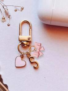 1个粉色蝴蝶字母钥匙扣，合金字母情侣钥匙圈，背包配件，时尚合金吊坠钥匙扣带登山扣，个性化字母钥匙扣，适用于背包、钱包、耳机盒，是送给朋友、家人和情侣的理想礼物。 - 彩色 - 查看 5