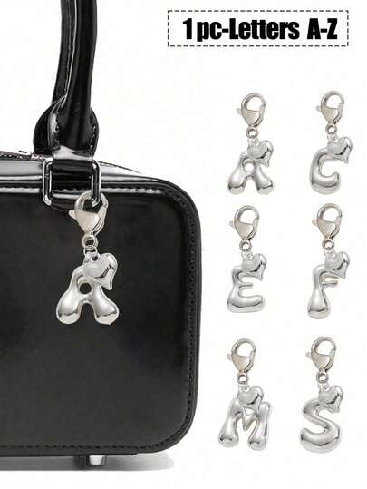 银色字母吊坠搭配银色爱心挂饰，适合装饰包包/手机，可爱百搭，可作钥匙扣、情侣包包配饰、钱包和手提包装饰。闪亮合金包包/背包吊坠——生日和特殊场合的完美礼物，送给朋友和粉丝的最佳礼物，生日礼物、返校礼物、教师节礼物。