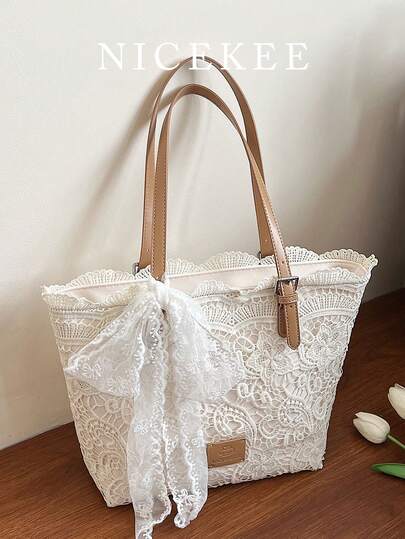 蕾丝小巧设计，清新文艺风手提包，饰以蝴蝶结，时尚简约休闲，大容量，极具吸引力，可作女士单肩包、优雅女士腋下包使用，适合度假、海滩、通勤、日常搭配、摄影、馈赠等场合。
