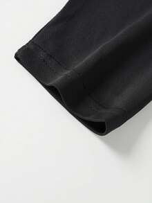 男士圆领长袖轻薄套头衫，适合休闲或运动穿着