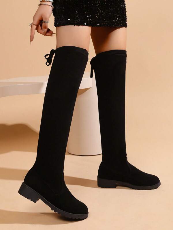 1 par de botas altas versátiles con tacón grueso y punta redonda, botas altas negras, botas planas para adolescentes