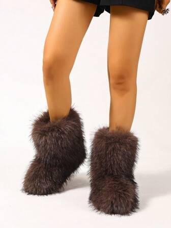 Damskor med ombremönster i fuskpäls, fluffiga och pälsiga utomhusstövlar, vinterstövlar till halva vaden