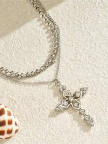 Colar Pingente de Cruz em Peça Única, Um Colar Pingente de Liga Distintivo com Diamantes Incrustados. É um Acessório de Luxo Leve, Nicho e Versátil, que Pode Ser Dado Como Presente a Parentes e Amigos e é Adequado para Uso Diário.