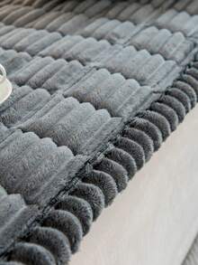 1件加厚深灰色羊毛沙发套，保暖柔软，可作毯子或披肩使用，四季皆宜，可机洗手洗，防尘防污，是保护宠物家具的理想之选，非常适合日常使用、秋季装饰、房间装饰、返校季，适用于2/3/4座沙发（多种尺寸可选）。 - 深灰色 - 查看 7