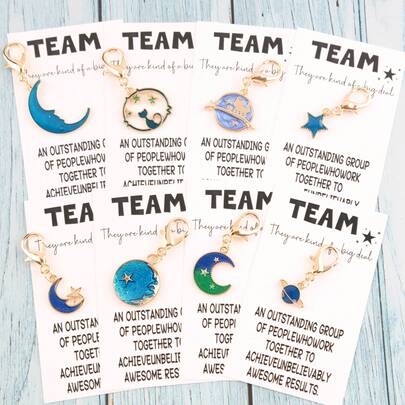 8/4/7/8/10 件套激励团队建设卡片，带有可爱的天空元素，如行星、月亮、拼图心、太阳、飞机钥匙扣和饰物，适合装饰包袋和配饰，激发合作；非常适合员工感谢日、工作周年纪念日或公司活动万圣节配饰教师节圣诞节礼物创意包袋挂绳带身份证夹汽车配饰包袋饰物