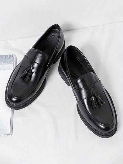 Sapatos sociais masculinos pretos, mocassins formais com detalhe de borla.