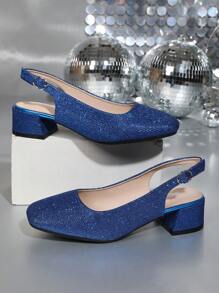 Model 2025, granatowe, srebrne, brokatowe, niskie, grube, zakryte palce, formalne buty w dużych rozmiarach z kwadratowymi noskami. Błyszczące buty o lśniącym, lśniącym blasku w świetle, z wygodnym, grubym obcasem i zakrytymi palcami. Idealne na imprezy, wydarzenia, wesela, do pracy i na co dzień, pasujące do różnych stylizacji.
