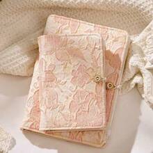 1 Pieza Diario con tapa dura A5A6 con hojas sueltas que se pueden desprender y cuaderno de notas. La portada tiene un diseño en relieve y un diario creativo. El tema es el lirio, la hortensia y la mariposa con línea dorada. Hay tres diseños de papel de escritura: páginas en blanco, páginas con cuadrícula y páginas con líneas horizontales. Es muy adecuado para escribir, tomar notas y hacer manuales.