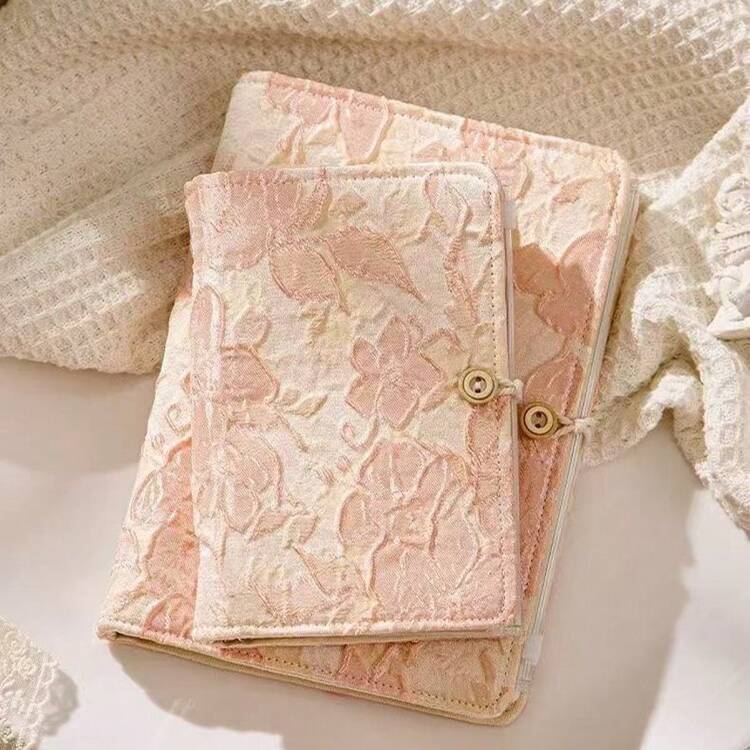 1本精装A5A6活页日记本，可拆卸，可做笔记。封面采用压纹设计，并配有创意日记本。主题为百合、绣球花和金线蝴蝶。有三种书写纸设计：空白页、网格页和横线页。非常适合写作、做笔记和做手帐。 - 彩色 - 查看 11