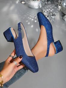Model 2025, granatowe, srebrne, brokatowe, niskie, grube, zakryte palce, formalne buty w dużych rozmiarach z kwadratowymi noskami. Błyszczące buty o lśniącym, lśniącym blasku w świetle, z wygodnym, grubym obcasem i zakrytymi palcami. Idealne na imprezy, wydarzenia, wesela, do pracy i na co dzień, pasujące do różnych stylizacji.