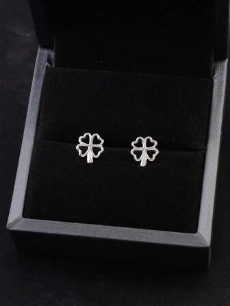 1 对 925 纯银镂空四叶草耳钉，时尚、甜美、精致、流畅的设计，优雅、百搭，适合女性