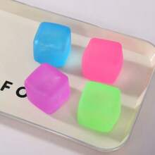 感官挤压立方体玩具 - 压力立方体渗出压力球是一种手持式桌面玩具，可随时减轻焦虑、课堂、户外、公司减压，非常适合桌面装饰、班级奖品、派对礼物和节日礼物！ - 彩色 - 查看 15