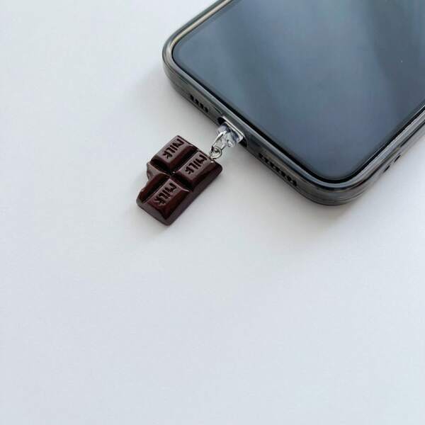 春季新款可爱精致简约少女风咬一口巧克力仿真牛奶巧克力充电口防尘塞，适用于苹果Lightning、Type-C、安卓手机