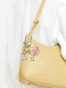 1个粉色蝴蝶字母钥匙扣，合金字母情侣钥匙圈，背包配件，时尚合金吊坠钥匙扣带登山扣，个性化字母钥匙扣，适用于背包、钱包、耳机盒，是送给朋友、家人和情侣的理想礼物。 - 彩色 - 查看 9