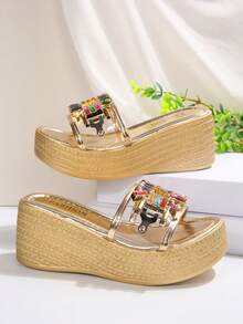 2025 Sandalias de plataforma con tacón grueso y pedrería de moda para mujer, sandalias de cuña ligeras y minimalistas casuales con gemas, decoración metálica de una sola pieza, antideslizantes, estilo europeo y americano elegante para vacaciones de verano en la playa - Dorado - Ver 6