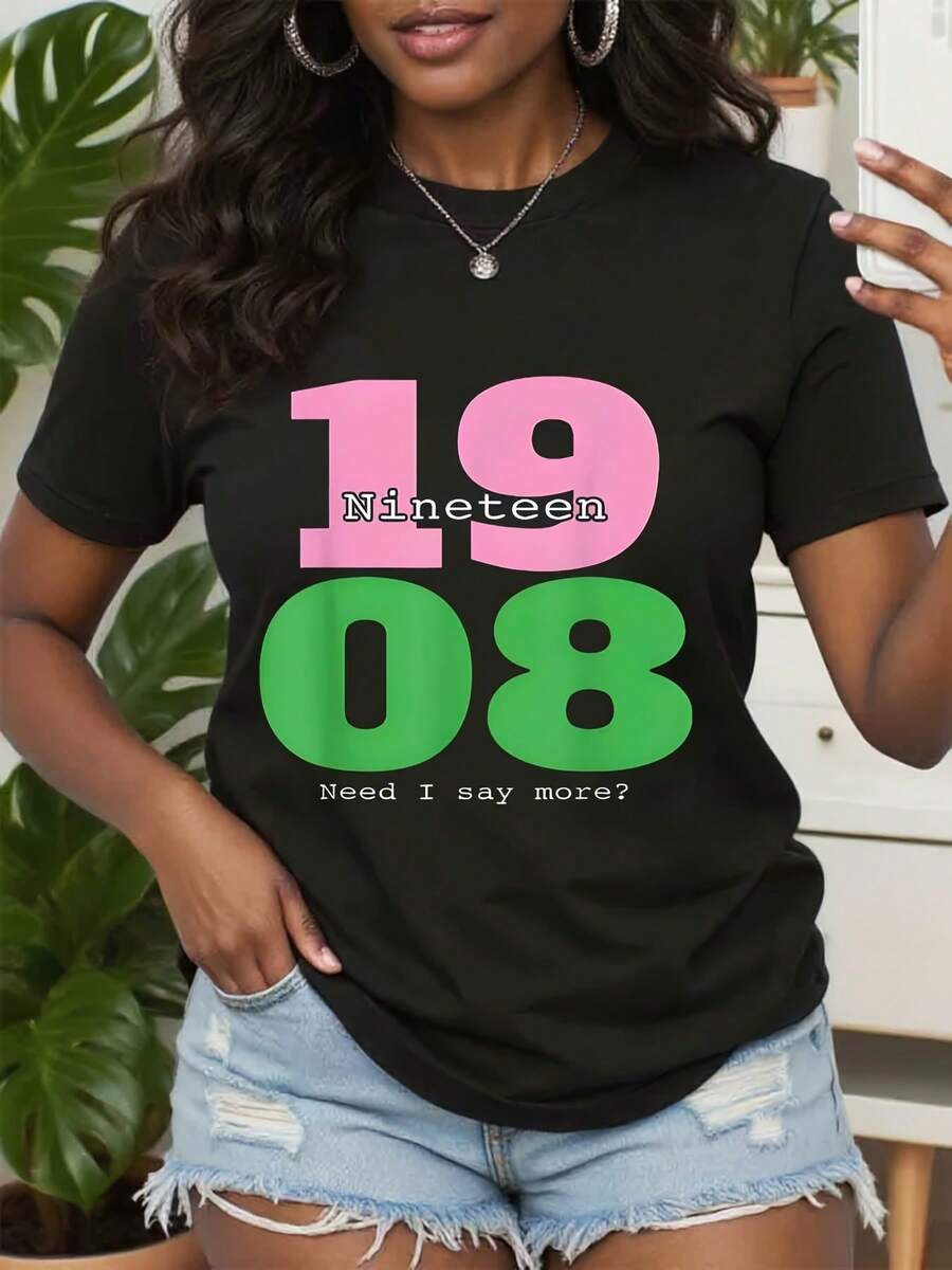 Women's 1908 Pretty Graphic Tee, Pink And Green AKA Pattern T-Shirt, Playful Letters T-Shirt, Pretty Girl Outfit, Casual Short Shirt, AKA Print Tee, Round Neck T-Shirt, Comfortable Fit - 黑色 - 查看 1