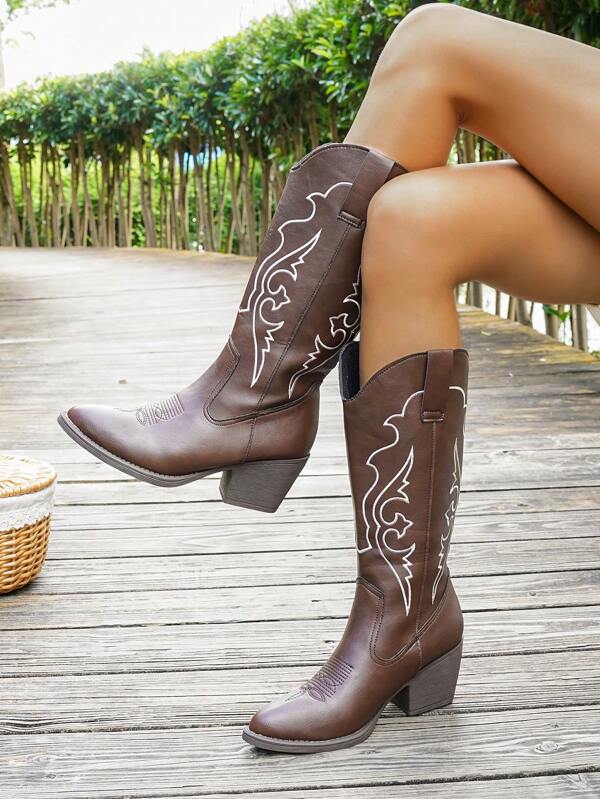 Botas vaqueras occidentales 2025 nuevas para mujer, botas de vaquero de cuero bordadas, botas de montar vintage marrones con diseño calado