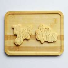 1 PIEZA Molde de galletas de plástico con fuente en inglés "Baby & Love, Thank You, Mr.&Ms.", adecuado para cortar galletas, fácil de dar forma y desmoldar, es una buena herramienta para hornear en la cocina - Blanco - Ver 4