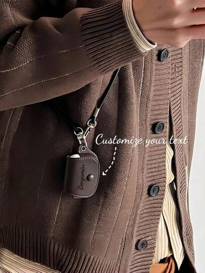 Este estuche personalizado para auriculares Bluetooth de estilo vintage, hecho de cuero genuino, es compatible con múltiples modelos. Tiene un diseño único y un material de cuero premium que muestra un gusto refinado. El diseño tipo collar lo hace conveniente de llevar. Es una opción personalizada para regalos de días festivos y de uso diario.
