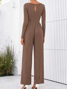 Tuta elegante e casual con scollo a barca, maniche lunghe, vita stretta e gamba dritta, colore unito con volant sul fondo - Castano - Visualizzare 4
