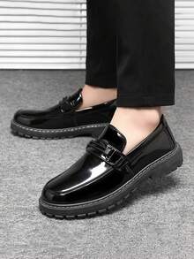 Jesienne męskie buty biznesowe w stylu koreańskim na rok 2025, czarne lakierowane mokasyny biurowe z metalową klamrą, wsuwane buty do jazdy samochodem z miękką podeszwą (mokasyny są za małe, zalecamy zamówienie o jeden rozmiar większego dla osób z większymi stopami)