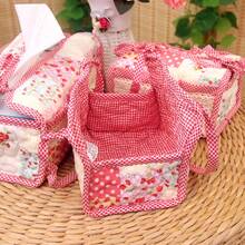 这些手工拼布纸巾盒套真是太可爱了！大小尺寸可选，以粉色和白色为主色调，拼布上点缀着草莓图案，清新甜美。红色格纹饰边、蕾丝装饰和蝴蝶结更添精致与温暖，提升了家中的浪漫氛围。 - 彩色 - 查看 7
