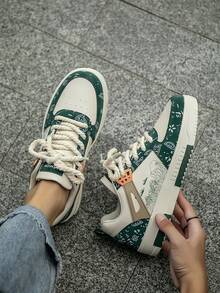 (Mărimea este mică) Pantofi sport casual eleganți pentru bărbați, cu imprimeu graffiti aleatoriu, cu șireturi, versatili, model patchwork, pentru cupluri