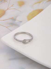 1枚18K镀金不锈钢镂空几何编织戒指，镶嵌白色立方氧化锆，时尚百搭，优雅大方，适合女性日常佩戴、通勤、外出，也是送给女友或妻子的理想礼物。 - 幾何長條交織 - 查看 7