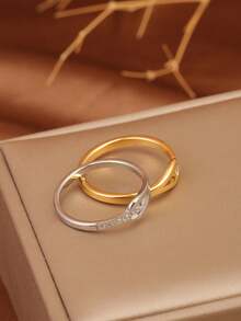 1枚18K镀金不锈钢镂空几何编织戒指，镶嵌白色立方氧化锆，时尚百搭，优雅大方，适合女性日常佩戴、通勤、外出，也是送给女友或妻子的理想礼物。 - 幾何長條交織 - 查看 3