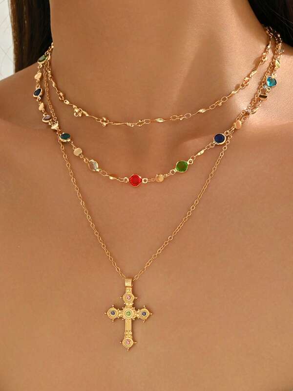 Un conjunto de 3 collares con colgante de cruz elegantes y versátiles. Son de estilo retro y lujoso, adornados con brillantes de colores, y tienen cadenas hechas a mano. Estas populares piezas de joyería para mujer son adecuadas para uso diario y decoración. Los colores y las cantidades de los brillantes de colores son aleatorios y no fijos.
