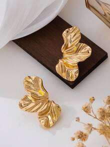 1 Pair Metallic Textured Half Flower Design Elegant Stud Earrings, Women's Gold Jewelry Gift - Yellow Gold - View 3