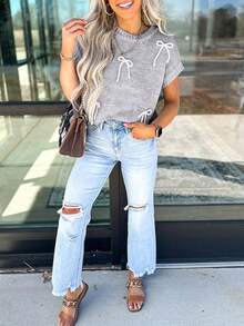 Acelitt 女士浅灰色休闲罗纹圆领短袖毛衣，饰有可爱蝴蝶结贴花，适合秋夏季穿着 - 灰色 - 查看 3