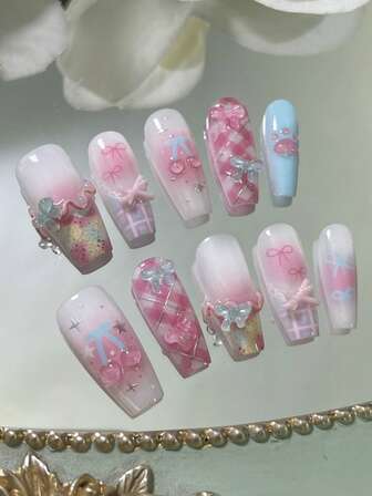 一套10片长棺材形手工美甲贴片，款式可爱甜美。Y2K手绘渐变腮红底色，饰以四角星、棋盘格、波点和多色菱形图案。