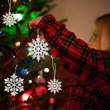 36 adornos de copos de nieve blancos de Navidad de plástico con diamantina para decoración de árbol de Navidad de invierno, varios tamaños, para manualidades - Rezo con iridiscencia. - Ver 12