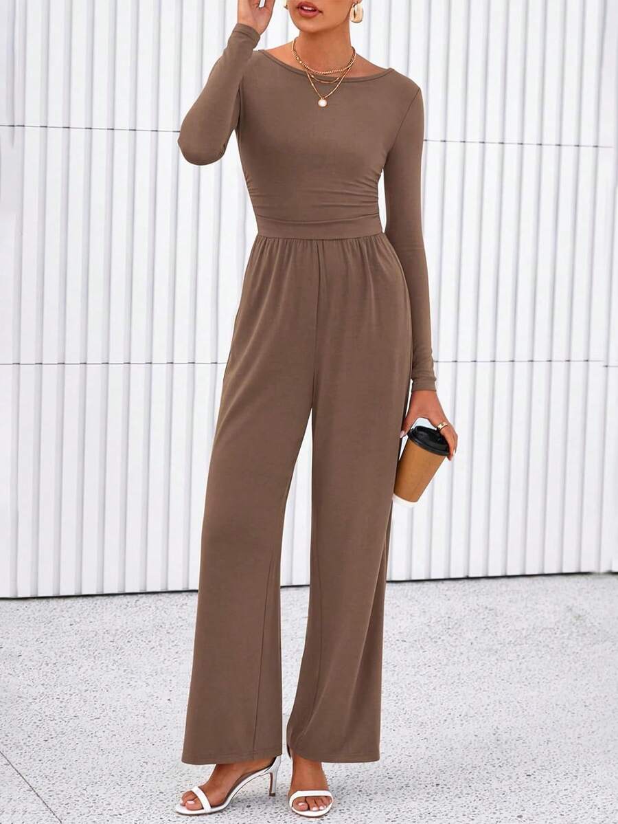 Tuta elegante e casual con scollo a barca, maniche lunghe, vita stretta e gamba dritta, colore unito con volant sul fondo - Castano - Visualizzare 1