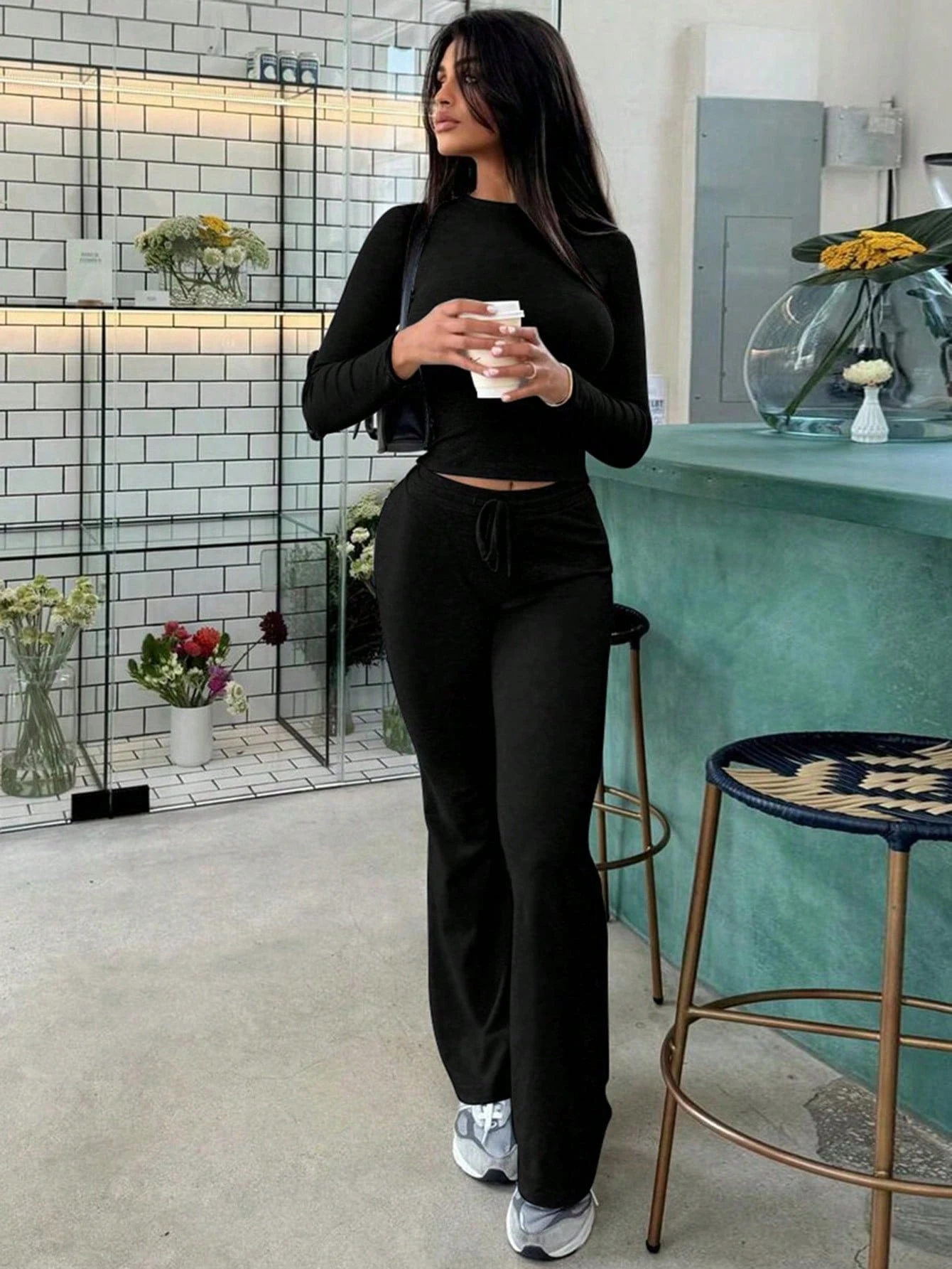 Women’S Fashionable Cropped Long Sleeve Top And Slim Fit Flare Pants Sports