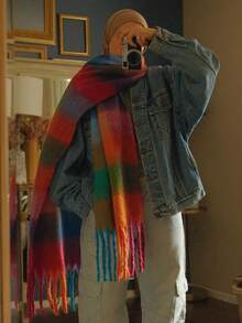 1条女士围巾，彩色格子时尚围巾，个性学院风保暖围巾，适合秋冬季户外穿着。