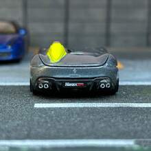 Burago 1 Stück Miniatur Legierung  SP1 Simulationsmodell Auto, reibungslos rollend mit Federung, öffnbare Heckklappe, Gummireifen, realistisches Sammlerstück, Dekoration für Zuhause oder Auto, Geschenk für Freund, Halloween, Weihnachten, Geburtstag