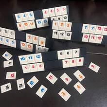 拉米纸牌游戏套装（106 张牌）+ 4 个卡座 | 便携包 | 2-4 人经典棋盘游戏 | 家庭聚会和旅行游戏 | 适合成人和青少年、派对和旅行纸牌游戏套装 - 多色-rummy數字牌 - 查看 6