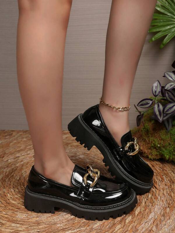 Damskie mokasyny wsuwane z metalowym łańcuchem w stylu brytyjskim, gruba podeszwa, błyszcząca skóra, modne, uniwersalne, wygodne, miękkie dno, czarne płaskie buty