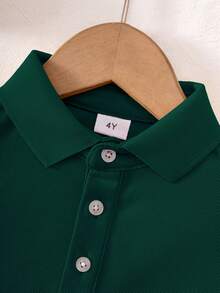قميص بولو بأكمام قصيرة أحمر كلاسيكي أحادي اللون للأطفال الصغار والأولاد، مناسب للخروجات اليومية والتجمعات والمناسبات - أخضر - مشاهدة 3