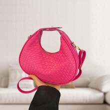 Bolso de mano retro tejido para mujer: bolso de media luna de textura suave, versátil para llevar debajo del brazo, de un solo hombro o cruzado. - Rosa Fucsia - Ver 3